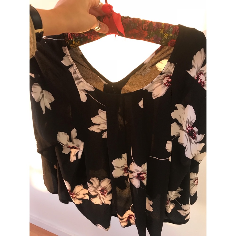 Black and white floral Anamá flowy blouse. - Picture 4 of 4